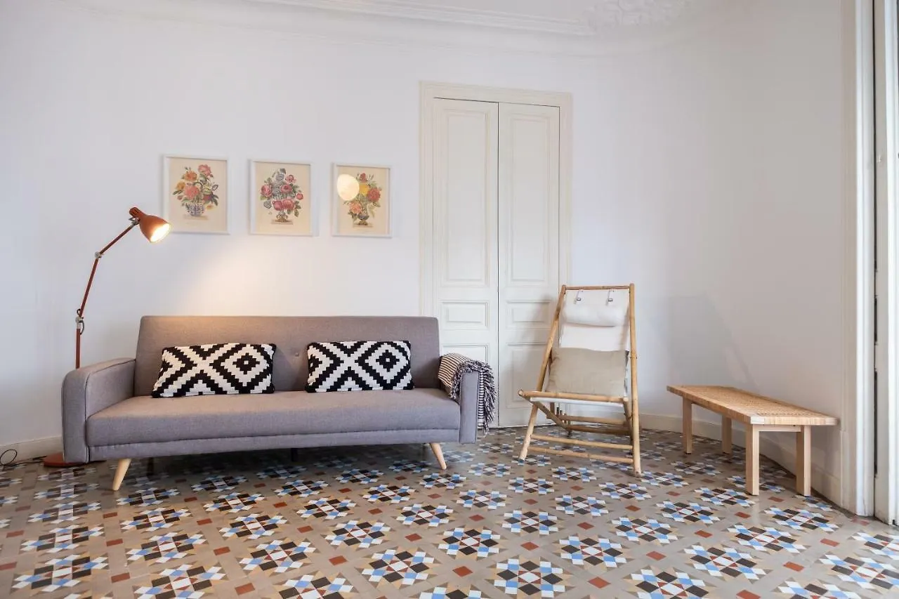 B32-Sunny And Modernist Apartment For Groups In Center Barcelona Spain