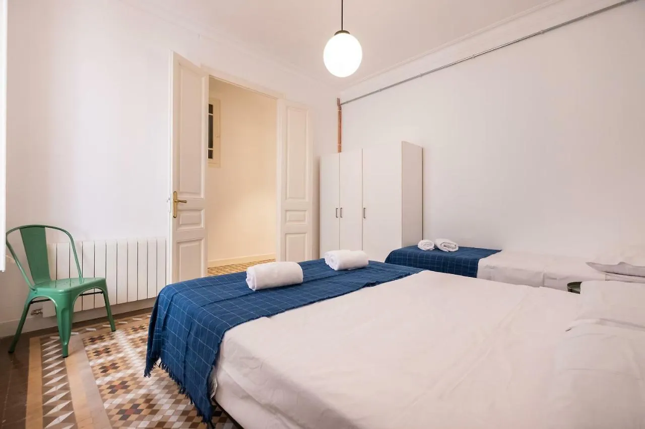 B32-Sunny And Modernist Apartment For Groups In Center Barcelona Spanien