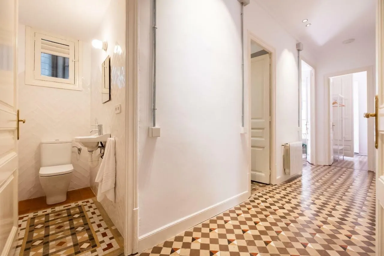 B32-Sunny And Modernist Apartment For Groups In Center Barcelona 0*,  Španělsko
