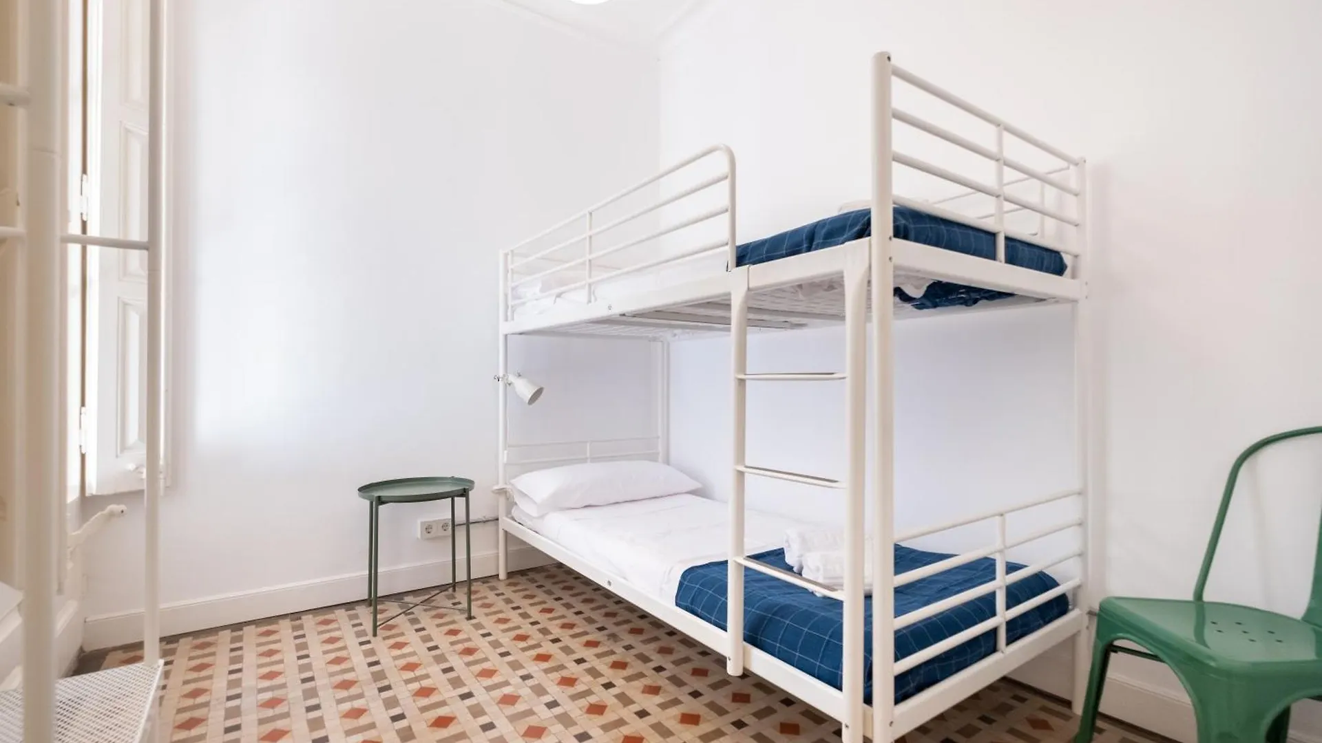 B32-Sunny And Modernist Apartment For Groups In Center Barcelona 0*,  Španělsko