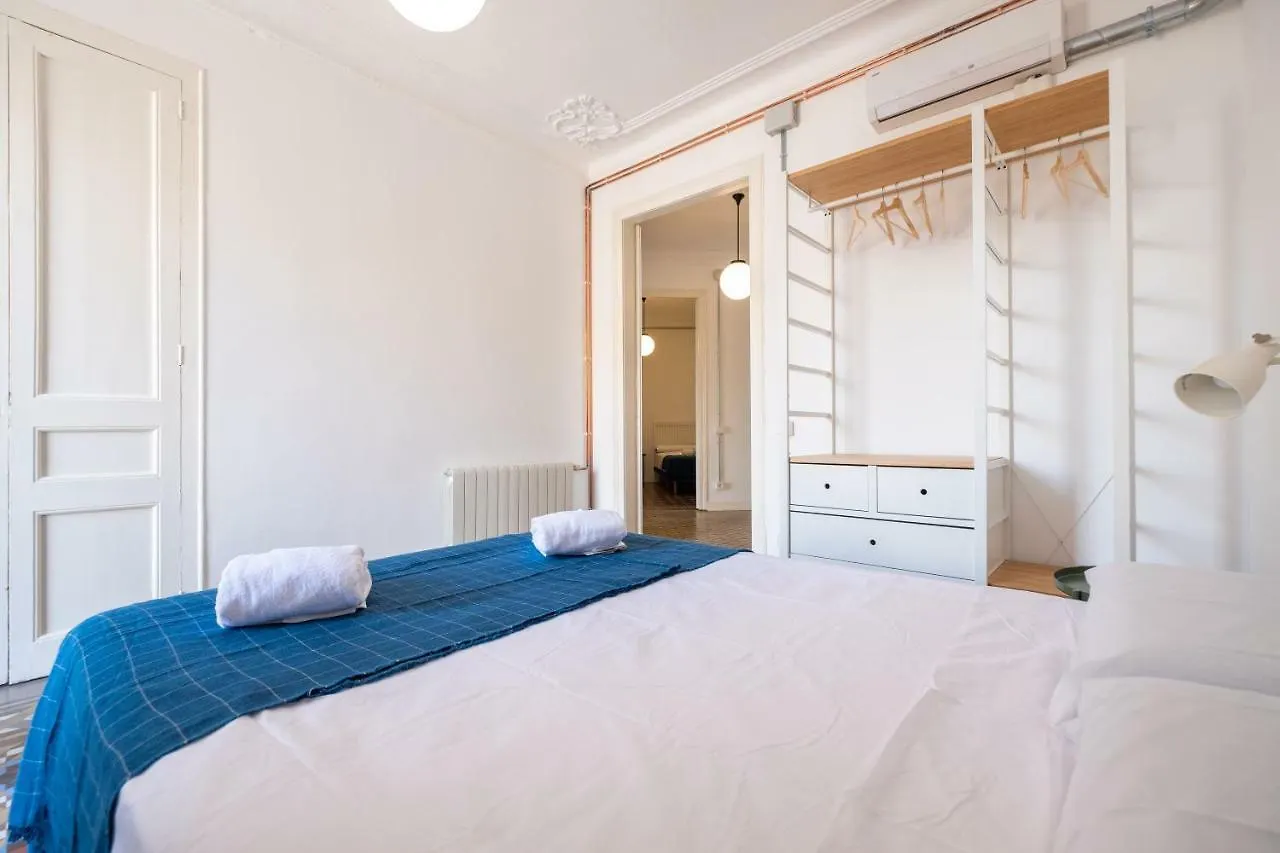 B32-Sunny And Modernist Apartment For Groups In Center Barcelona